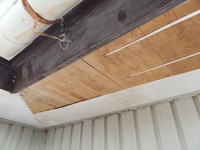 天井材がはがれた軒天